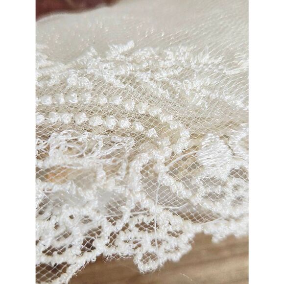 Alecon lace chapel length veil - Picture 4 of 7